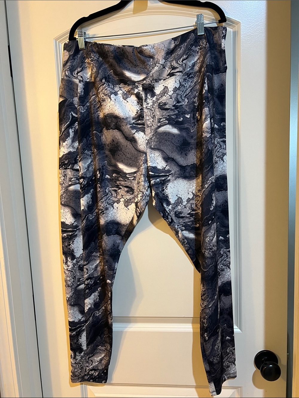 Zone Pro Marble-Print Black & White Leggings H279